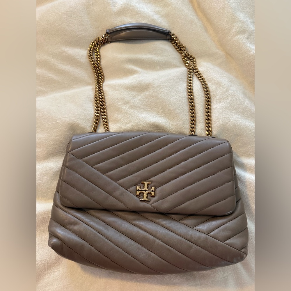 Tory Burch KIRA CHEVRON QUILTED CONVERTIBLE SHOULDER BAG. TAUPE